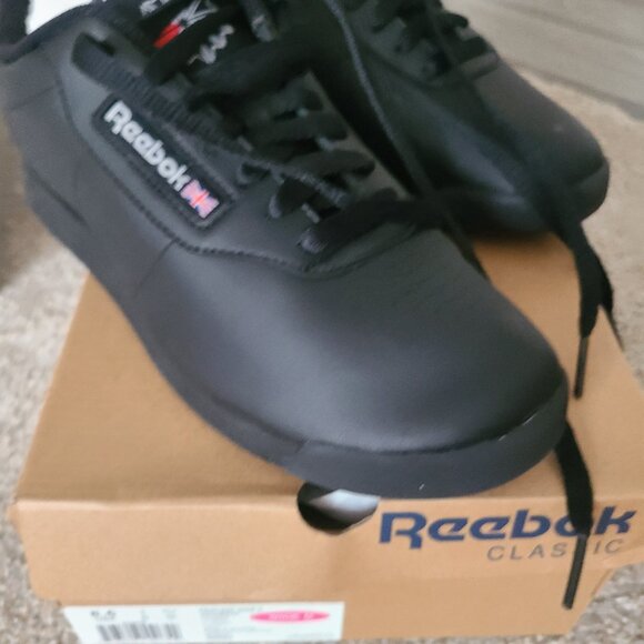 Reebok Shoes - NIB Reebok Classic black sneaker 8 1/2 Wide D